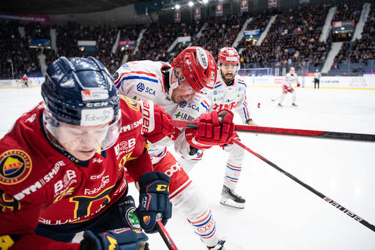 Djurgårdens Rhett Rakhshani och Timrås Morten Madsen