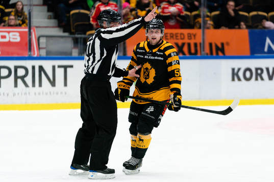 Linjedomare Jan Sandström och Skellefteås Oskar Nilsson