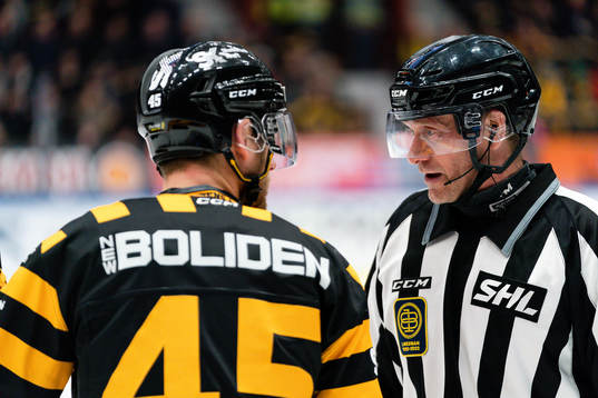 Skellefteås Oscar Möller och linjedomare Jan Sandström