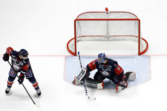 Linköpings Eddie Larsson och målvakt Marcus Högberg