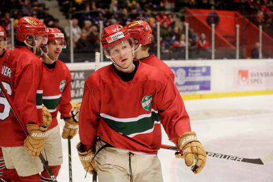 MoDos Erik Jinesjö Karlsson jublar med lagkamrater