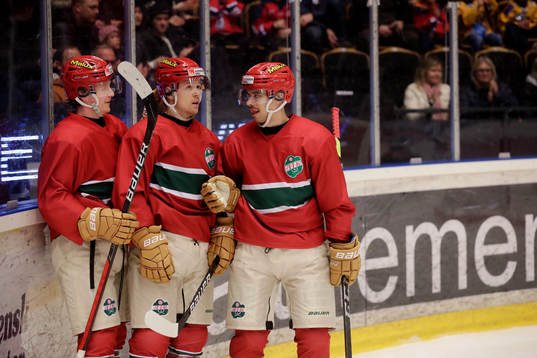 MoDos Erik Jinesjö Karlsson jublar med lagkamrater