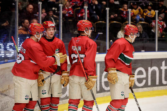 MoDos Erik Jinesjö Karlsson jublar med lagkamrater