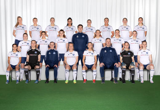  Moa Sjöström, Hanna Clarstedt, Linnea Grandin, Lawlaw Nazeri, Mathilda Lindström, Marie Segerholm, Moa Ekmyr Garpenbeck, Olivia Ländin Sjöblom. Mittenledet från vänster: Ylva Rodriguez Tidevall, Jennie Hällström, Josefin Löbel, Lucas Riedel, Maja Wangerheim, Wilma Stenman, Saga Brundin. Sittande från vänster: Naomi Okhiria, Elsa Netz, Anna Nyqvist, Camilla Olsson, Ellinor Johansson, Mikael Svensson, Jennifer Wendelius, Linn Bogren.