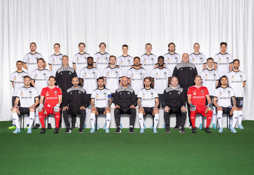  Benjamin Hjertstrand, Noel Milleskog, Joel Andersson Segerlind, Jonathan Johnsson, Samuel Dahl, David Seger, Kevin Walker, Daniel Gustavsson, Elias Barsoum. Mittenledet från vänster: Hussein Ali, Martin Broberg, Tränare Jonas Bohlin, Nasiru Moro, Niclas Bergmark, Fabio De Sousa Silva, Victor Mpindi, Materialförvaltare Viktor Pukshlis, Jake Larsson, Lucas Shlimon. Sittande från vänster: Erik Björndahl, Bobby Allain, Fystränare Amir Razak, Jiloan Hamad, Huvudtränare Joel Cedergren, Daniel Björnquist, Transition coach Einar Guðnason, Gustav Leijon, Ahmed Yasin.