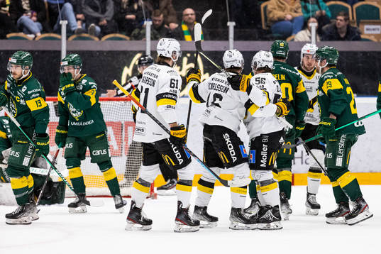 Västerås Alexander Lunsjö jublar med lagkamrater