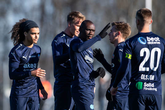 Helsingborgs Adam Kaied jublar med lagkamrater efter 2-1