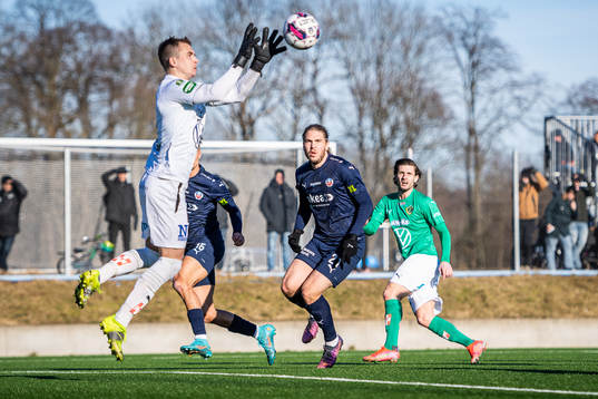 Helsingborgs Charlie Weberg ser Jönköpings målvakt Felix