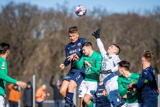 Helsingborgs Casper Widell och Jönköpings målvakt Felix