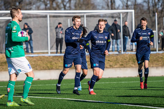 Helsingborgs Lucas Lingman jublar tillsammans med Rasmus Karjalainen och Viktor Lundberg efter att han gjort 1-1