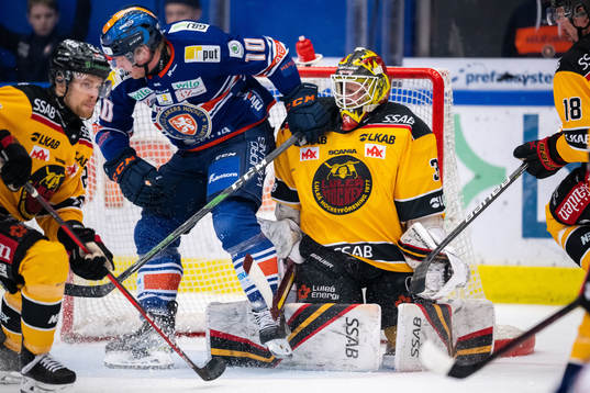 Växjös Richard Gynge krockar med Luleås målvakt Joel