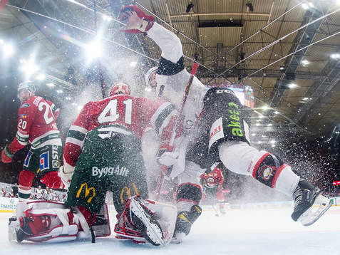 Malmö Redhawks Lance Bouma kolliderar med Frölundas