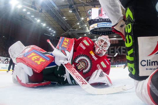 Malmö Redhawks Lance Bouma kolliderar med Frölundas