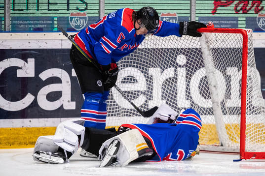 Brynäs Tom Hedberg och målvakt Veini Vehviläinen