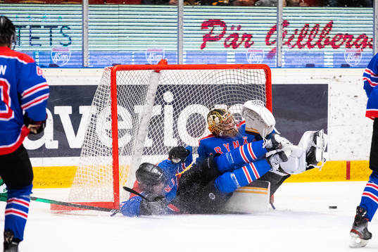 Brynäs Tom Hedberg och målvakt Veini Vehviläinen