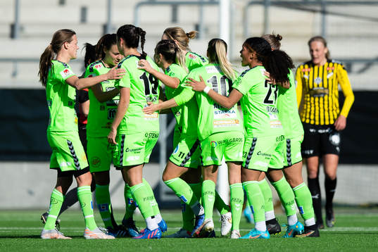 Kristianstads Delaney Baie Pridham jublar med lagkamrater