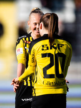 Häckens Molly Johansson och Hanna Wijk jublar