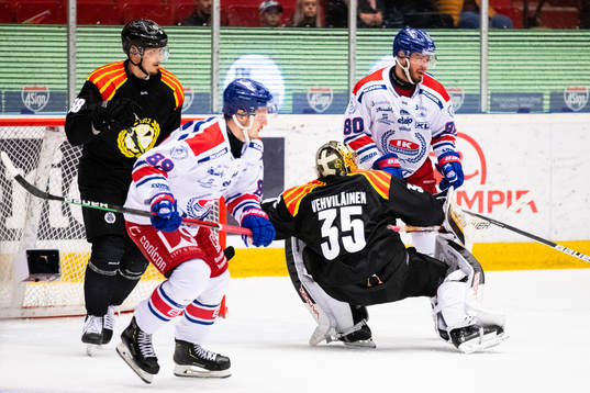 Oskarshamns Tomas Zohorna och Brynäs målvakt Veini