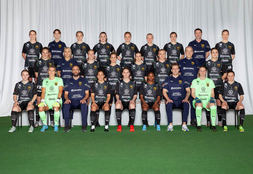  Olivia Holm, Frida Lindahl, Tuva Skoog, Elvira Fjällström, Tilde Johansson, Anni Miettunen, Vilma Koivisto, Jörgen Crovin, Stina Gunnebrink. Mittenledet från vänster: Henna Honkanen, Mikaela Jacobson, Emma Santamäki, Emma Åberg-Zingmark, Alice Lindgren, Wilma Carlsson, Per Olov Ljung, Lisa Björk. Sittande från vänster: Blossom Davis, Erin Nayler, Andre Ghanbari, Briana Campos, Lisa Dahlkvist, Monica Jusu Bah, Philip Andersson, Agnes Granberg, Katariina Kosola.