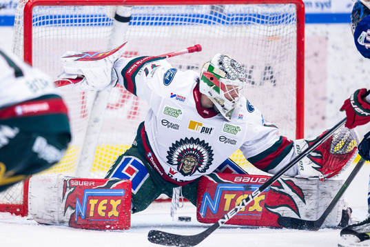 Växjös Richard Gynge (ej i bild) gör mål 3-1 bakom