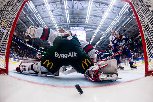 Växjös Tobias Rieder när Joel Persson (ej i bild) gör