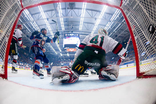 Växjös Glenn Gustafsson gör mål 1-1 bakom Frölundas
