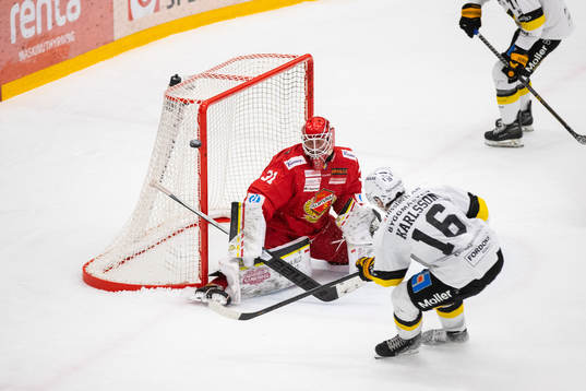 Almtunas målvakt Viktor Andrén och Västerås Filip