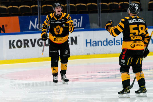 Skellefteås Linus Karlsson och Oskar Nilsson jublar