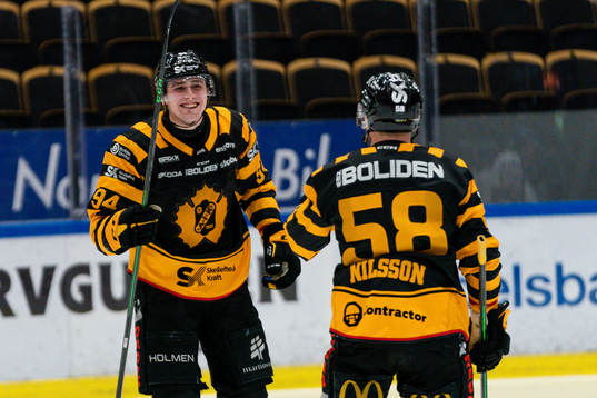 Skellefteås Linus Karlsson och Oskar Nilsson jublar