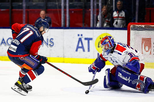 Linköpings Robert Lantosi gör mål på straff förbi