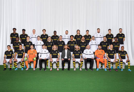 s AIK poserar för en lagbild den 17 mars 2022 i Stockholm. Bakre ledet från vänster: Amar Abdirahman Ahmed, Josafat Mendes, Fystränare Pálmar Hreinsson, Tom Strannegård, Erick Otieno, Materialare Håkan Sjöberg, Axel Björnström, Yasin Ayari, Naprapat David Björkman, Rasmus Bonde, Zachary Elbouzedi. Mittenledet från vänster: Henry Atola, Erik Ring, Medicinsk koordinator Victor Lyberg, Jetmir Haliti, Mikael Lustig, Jesper Ceesay, Ahmad Faqa, Målvaktstränare Kyriakos Stamatopoulos, Sotirios Papagiannopoulos, Calvin Kabuye. Sittande från vänster: Nicolas Stefanelli, Nabil Bahoui, Budimir Janosevic, Assisterande tränare Martin Falk, Sebastian Larsson, Chefstränare Bartosz Grzelak, Alexander Milosevic, Assisterande tränare Andreas Janmyr, Kristoffer Nordfeldt, Per Karlsson, Bilal Hussein.