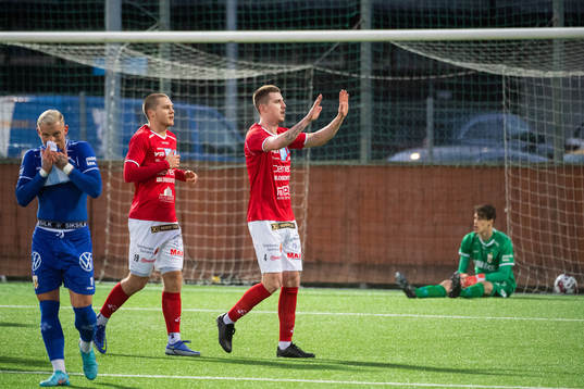 Norrbys Fredrik Lundgren och Norrbys Gustav Broman jublar efter 0-1