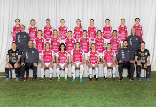  Helen Eke, Nicole Robertson, Hanna Persson, Beatrice Gärds, Johanna Renmark, Andrea Thorisson, Tyra Uppfeldt, Josefin Baudou, Clara Leffler. Mittenledet från vänster: Håkan Sandberg, Julia Ragnarsson, Hannah Eriksson, Linnea Selberg, Ellen Arbman Hansing, Taryn Ries, Maria Poli, Ingemar Persson.