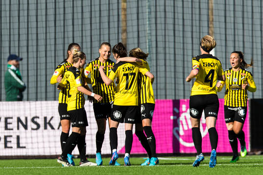 Häckens Stine Larsen gör 1-1 och jublar med lagkamrater