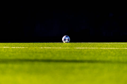 En fotboll på konstgräs