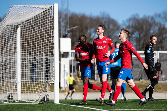 Helsingborgs Ravy Tsouka-Dozi, Rasmus Jönsson och Lucas Lingman jublar efter 2-0