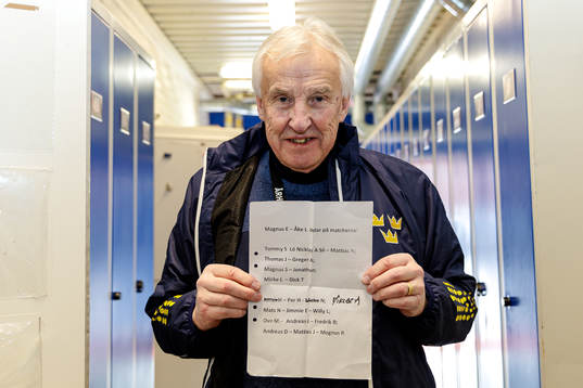 Tre kronor legends Curt Lundmark med laguppställningen