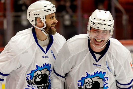Icebreakers Henrik Zetterberg och Ulf Dahlén jublar