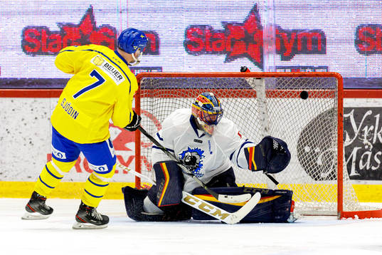 Tre kronor legends Tommy Sjödin gör på mål på straff