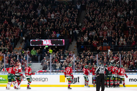Frölundas Elmer Söderblom jublar med lagkamrater