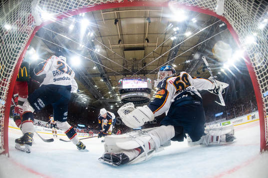 Frölundas Patrik Carlsson (ej i bild) skjuter 1-0 bakom