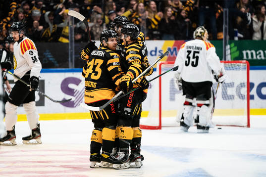 Skellefteås Filip Sandberg och Jayce Hawryluk jublar