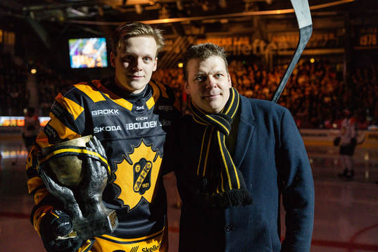 Skellefteås Linus Lindström tar emot Pontus Petterström