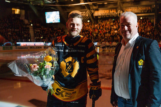 Skellefteås Oscar Möller tar emot blommor för 300 poäng