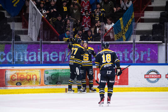 Södertäljes Jonatan Harju och Albert Sjöberg jublar