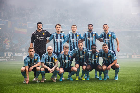 Djurgårdens spelare ställer upp för en lagbild