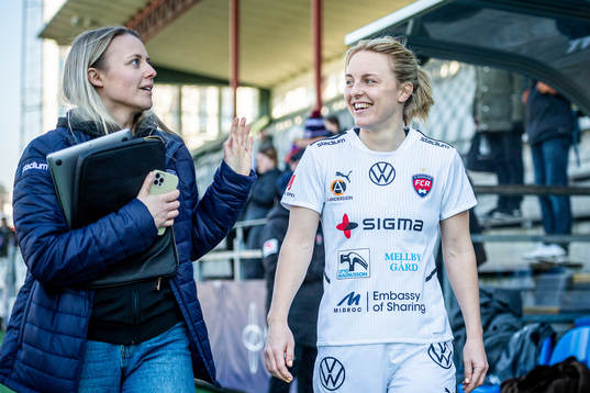 Rosengårds kommunikationsansvarige Louise Eklund och Mimmi