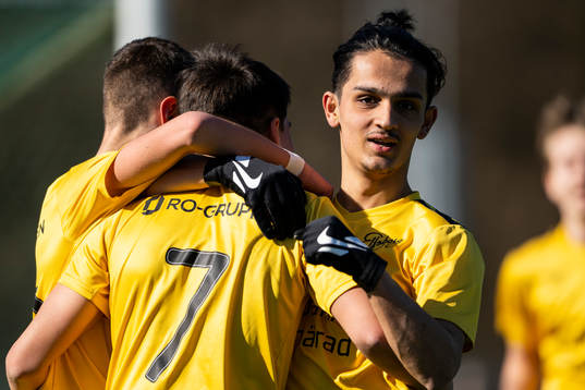 Elfsborgs Armin Ovaidi jublar efter mål av Dion Rujkovci (rygg mot kameran)