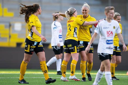 Elfsborgs Fanny Johansson jublar med Ellen Larsson efter 2-0