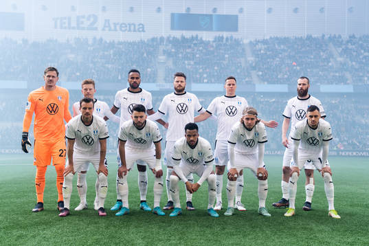 Malmö FFs spelare ställer upp för en lagbild
